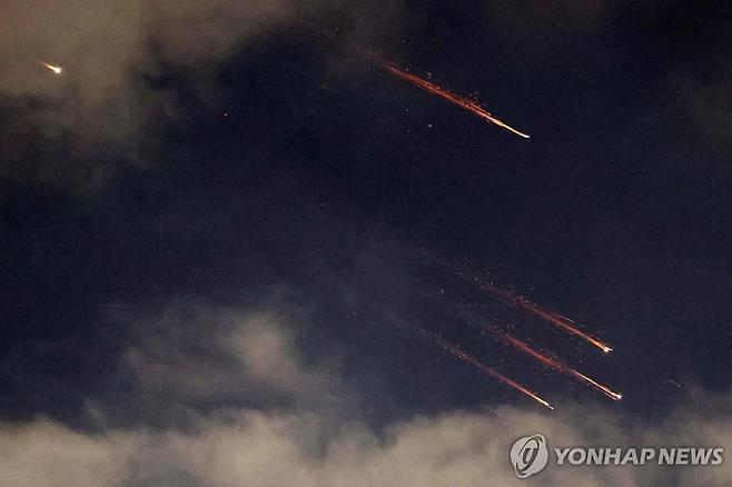 이스라엘을 향해 날아드는 이란의 미사일 [AFP 연합뉴스. 재판매 및 DB 금지]
