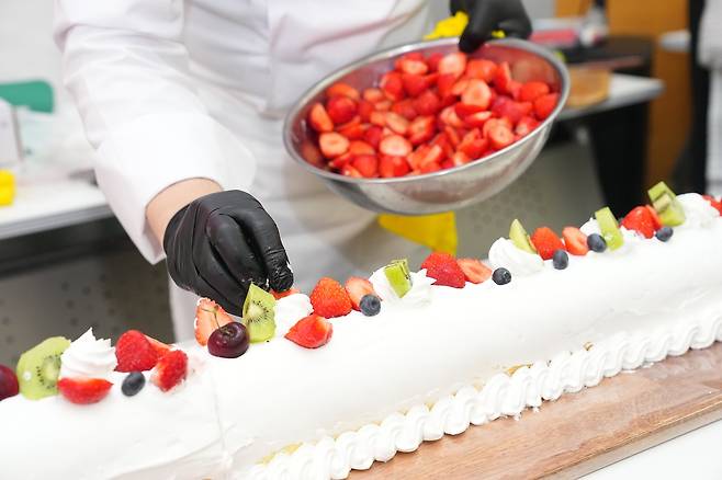 시청 로비에서 열린 대형 롤케이크 만들기 행사 모습 [천안시 제공. 재판매 및 DB 금지]