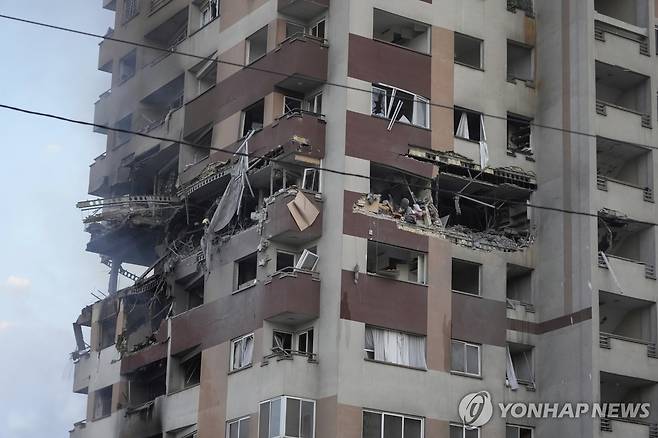 13일(현지시간) 이스라엘의 공격으로 파괴된 아파트 건물 [AP=연합뉴스 자료사진. 재판매 및 DB 금지]