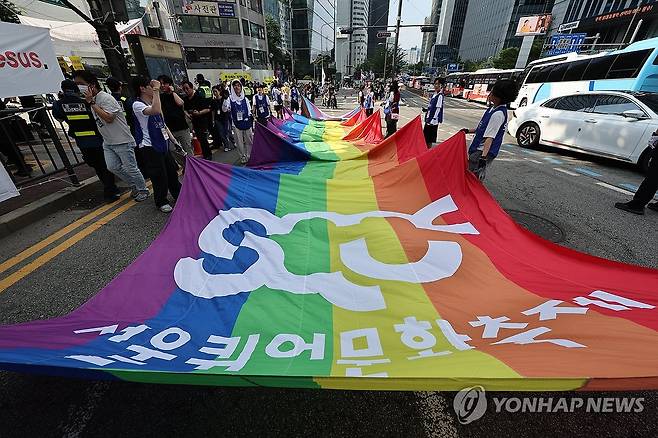 무지개로 물든 퀴어퍼레이드 (서울=연합뉴스) 임화영 기자 = 14일 서울 종로구 종각역에서 제26회 퀴어퍼레이드 참가자들이 을지로 입구까지 행진하고 있다. 2025.6.14 hwayoung7@yna.co.kr
