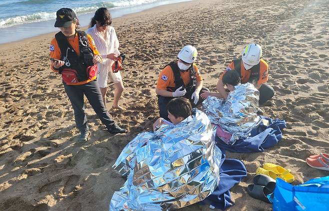중문색달해수욕장서 구조된 미국 청소년들 [제주도소방안전본부 제공. 재판매 및 DB 금지]