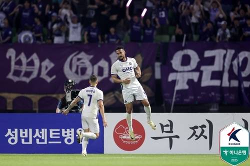 동점골을 넣은 안양 모따(오른쪽)가 도움을 준 마테우스와 세리머니 하고 있다. [한국프로축구연맹 제공. 재판매 및 DB 금지]