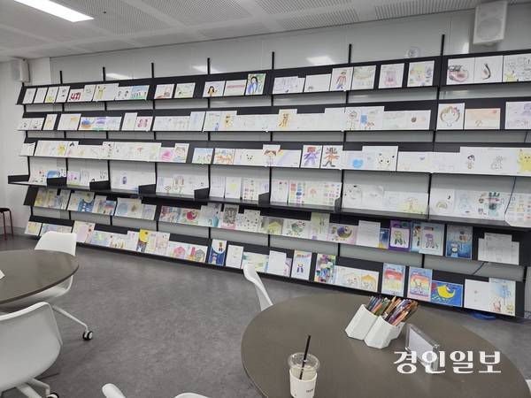의정부미술도서관 3층 공간 일부에는 체험 프로그램존과 예술인들의 창작 공간이 마련돼 있다. /오수진기자 nuri@kyeongin.com