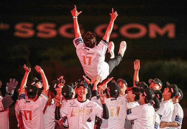 14일 인천 SSG랜더스필드에서 열린 SSG와 롯데의 경기 후 SSG 선수들이 은퇴식을 한 추신수를 헹가래치고 있다. /SSG랜더스 제공