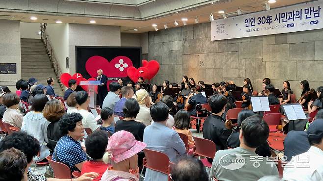 14일 수원시 팔달구 신풍동 선경도서관에서 열린 도서관 개관 30주년 기념식에서 시민들이 아동문학가 윤수천 작가의 축시 낭송을 경청하고 있다. 강현수기자