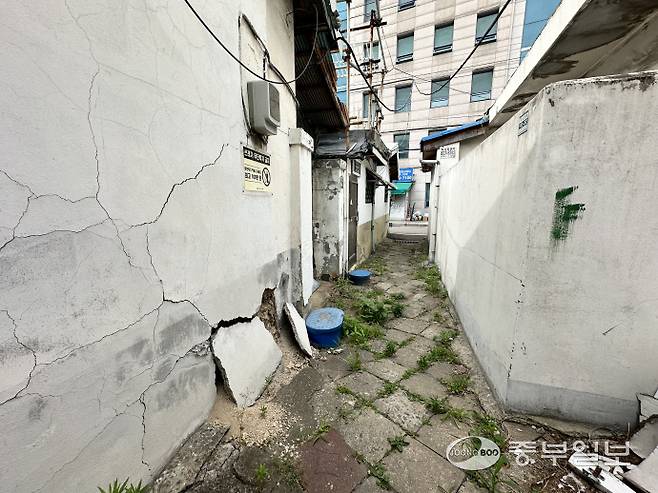 인천 미추홀구 학익소로 63번길 일대 빈집촌 골목의 모습. 건물 외벽 곳곳이 금이 가고 부서져 있다. 사진=장수빈기자