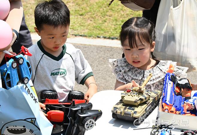 14일 인천시 연수구 송도 센트럴파크에서 열린 송도굿마켓 행사에 어린이들이 장남감에서 눈을 떼지 못하고 있다.정선식기자