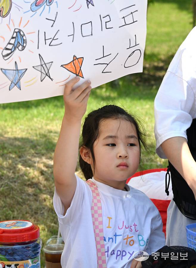 2025 송도굿마켓 행사에서 한 어린이가 자신을 물건을 홍보하고 있다.정선식기자