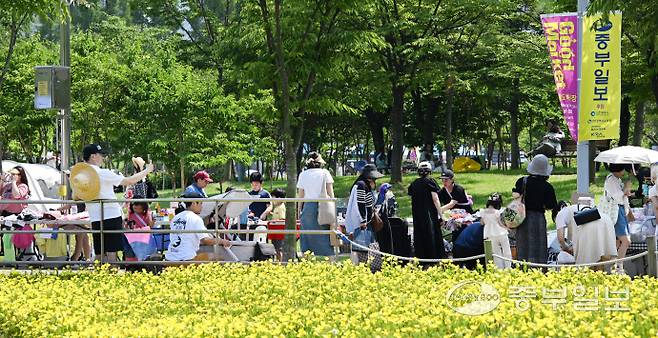 화사한 꽃들과 함께한 2025 송도굿마켓 행사에서 시민들이 물건을 고르고 있다.정선식기자