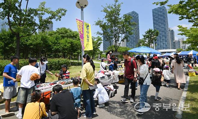 14일 인천시 연수구 송도 센트럴파크에서 열린 송도굿마켓 행사에서 시민들이 물건을 고르고 있다.정선식기자