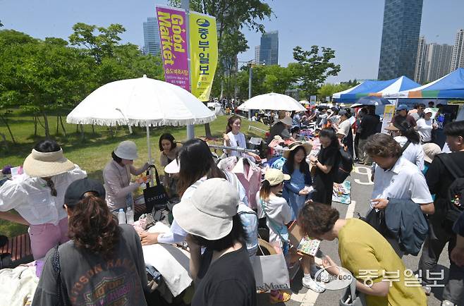 14일 인천시 연수구 송도 센트럴파크에서 열린 송도굿마켓 행사에서 많은 시민들이 물건을 고르고 있다.정선식기자