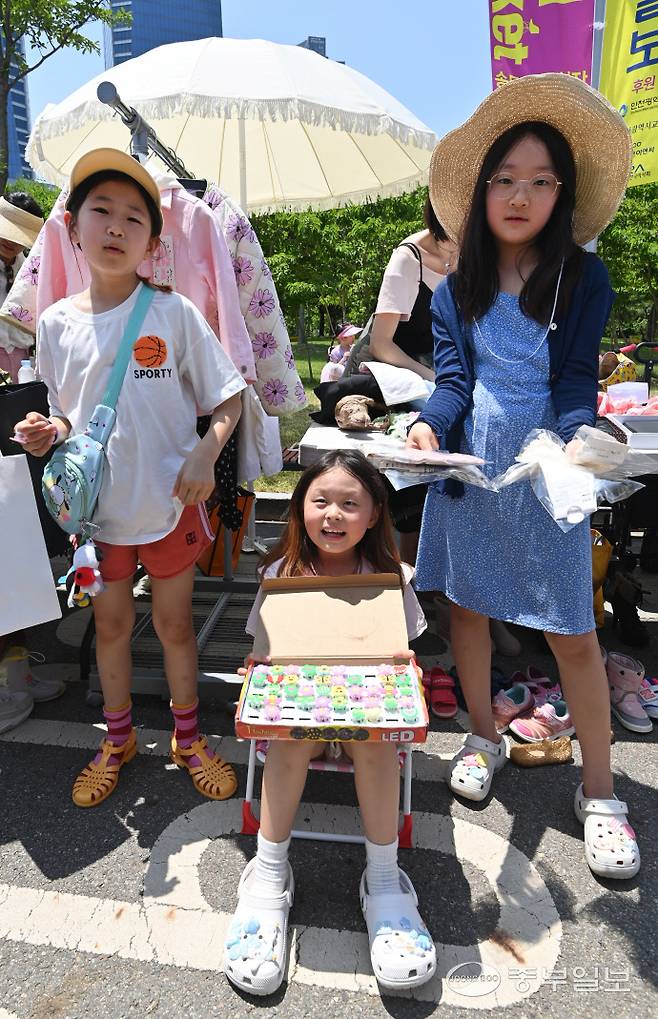 송도굿마켓 행사에서 어린이 판매자들이 열심히 물건을 팔고 있다.정선식기자