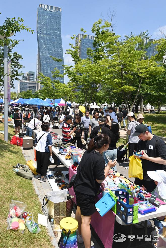 14일 인천시 연수구 송도 센트럴파크에서 열린 송도굿마켓 행사에서 시민들이 물건을 고르고 있다.정선식기자