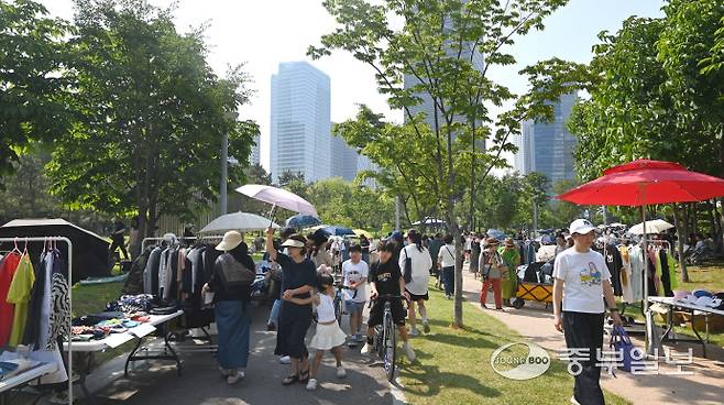 14일 인천시 연수구 송도 센트럴파크에서 열린 송도굿마켓 행사에서 시민들이 물건을 고르고 있다.정선식기자