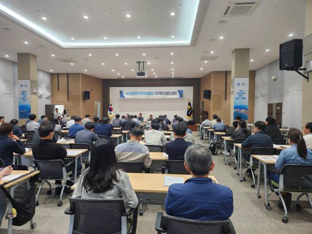 전남도가 지난 5월 8일 여수상공회의소에서 여수산단 입주업체들을 대상으로 '환경오염 실태조사 연구용역 사업장 설명회'를 개최하고 있는 모습. /전남도 제공