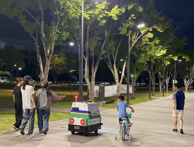 전남대학교 안전지킴이 순찰 로봇이 야간 시간 캠퍼스 5·18광장 내를 순찰하고 있다.