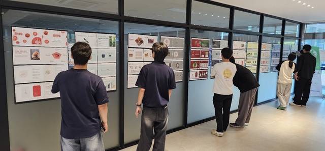 이달 12일부터 19일까지 한국농수산대학 학생회관에서 열리는 '농수산업은 브랜딩이다!' 과제전 모습/사진제공=진혜련 교수