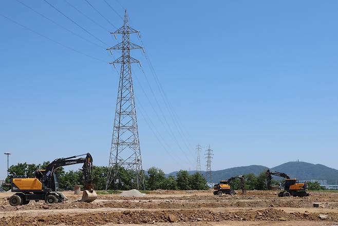 2028 국제정원박람회가 열릴 삼산·여천매립장에 송전탑이 설치되어 있다. 이수화 기자
