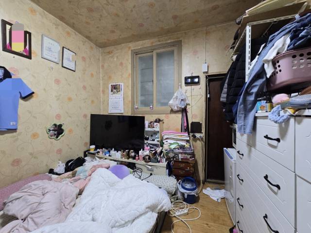 지난 3월 31일 방문한 대구 동구의 오래된 주택. 하시은(14·가명) 양은 성인이 발을 딛고 서 있기 어려운 좁은 방 한 칸에서 어머니와 함께 온종일 생활하고 있었다. 김지효 기자