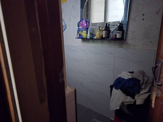 시은 양이 지내는 방 안쪽에 위치한 좁은 샤워실. 집에 있는 유일한 샤워실이라 모든 가족이 매일 방 안을 지나 샤워를 하러 가면서 갈등에 부딪히기도 한다. 김지효 기자