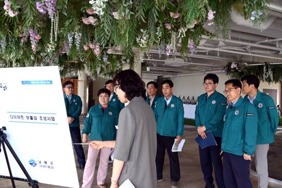 남해군의회 의원들이 지난 12일 남해 다이어트보물섬 조성사업 현장을 방문해 추진 상황을 점검하고 개선 방안을 모색했다.사진=남해군의회