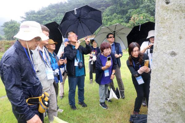 답사 참가자들이 남간사지 당간지주를 촬영하는 등 많은 관심을 보이고 있다.