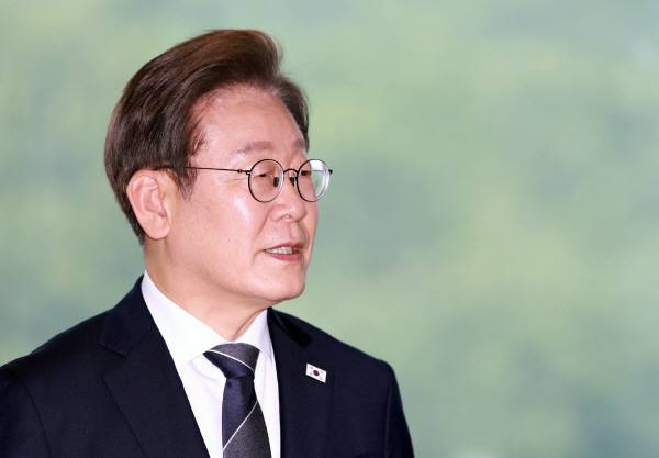 이재명 대통령이 13일 경기도 연천군 육군 25사단 비룡전망대에서 장병들에게 격려사를 하고 있다.연합