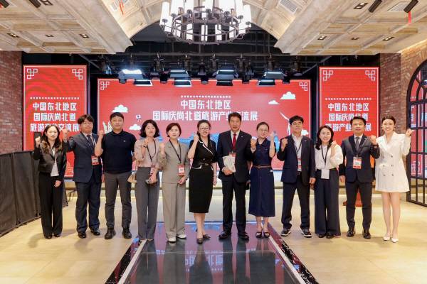 중국 연길에서 열린 '국제경북관광산업교류전'관계자들이 한 자리에 모였다. 이번 행사는 중국 동북 3성 지역 관광시장 개척을 위해 마련됐다. 경북도 제공.