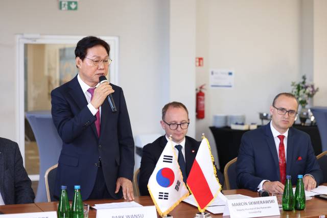 경남대표단(단장 박완수 도지사)이 13일 오전(현지시간), 폴란드 포모르스키에주를 공식 방문해 마르친 스퀴에라프스키(Marcin Skwierawski) 부총리와 면담하고, 양 지역 간 교류, 협력 강화를 위한 협의서를 체결했다./경남도/