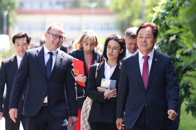경남대표단(단장 박완수 도지사)이 13일 오전(현지시간), 폴란드 포모르스키에주를 공식 방문해 마르친 스퀴에라프스키(Marcin Skwierawski) 부총리와 면담하고, 양 지역 간 교류, 협력 강화를 위한 협의서를 체결했다./경남도/