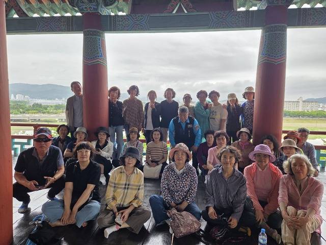 삼국유사기행단이 금장대에서 다음 경주여행 코스에 대해 협의하며 기념촬영하고 있다.
