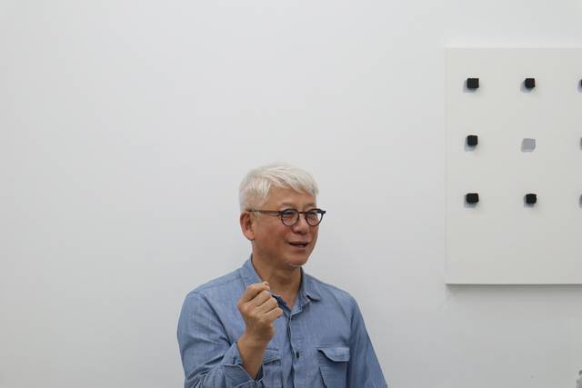 박선기 작가가 021갤러리에서 열리고 있는 개인전에서 작품 설명을 하고 있다. 021갤러리 제공