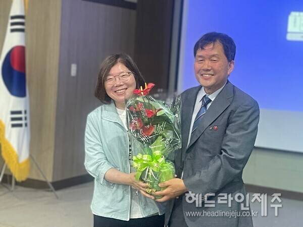 특강에 앞서 서귀포 6월항쟁사업회로부터 꽃 화분을 받언 경창수씨(오른쪽)와 그의 아내.