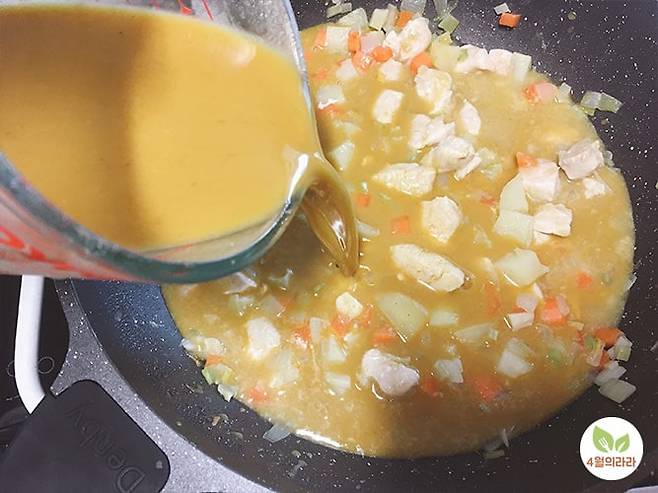채소에 풀어둔 카레를 붓는 모습