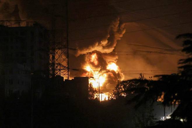 15일(현지시간) 이스라엘의 공격으로 이란 테헤란 남부 가스전에 화재가 발생했다. (사진=AFP)