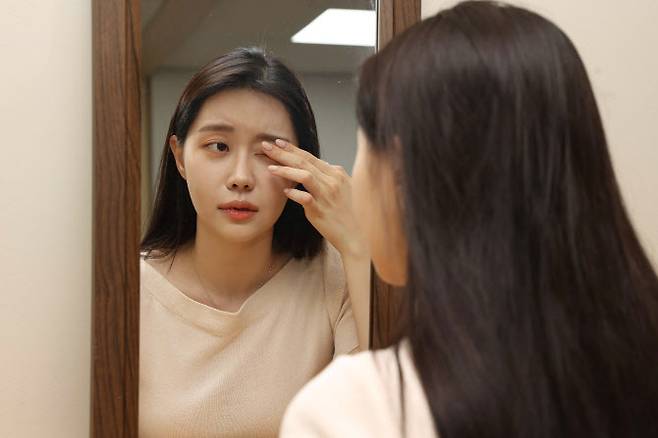 헤르페스 바이러스가 영향을 주는 눈 부위에 따라 눈꺼풀염, 각막염, 결막염 등으로 나타날 수 있다. (출처 김안과병원)