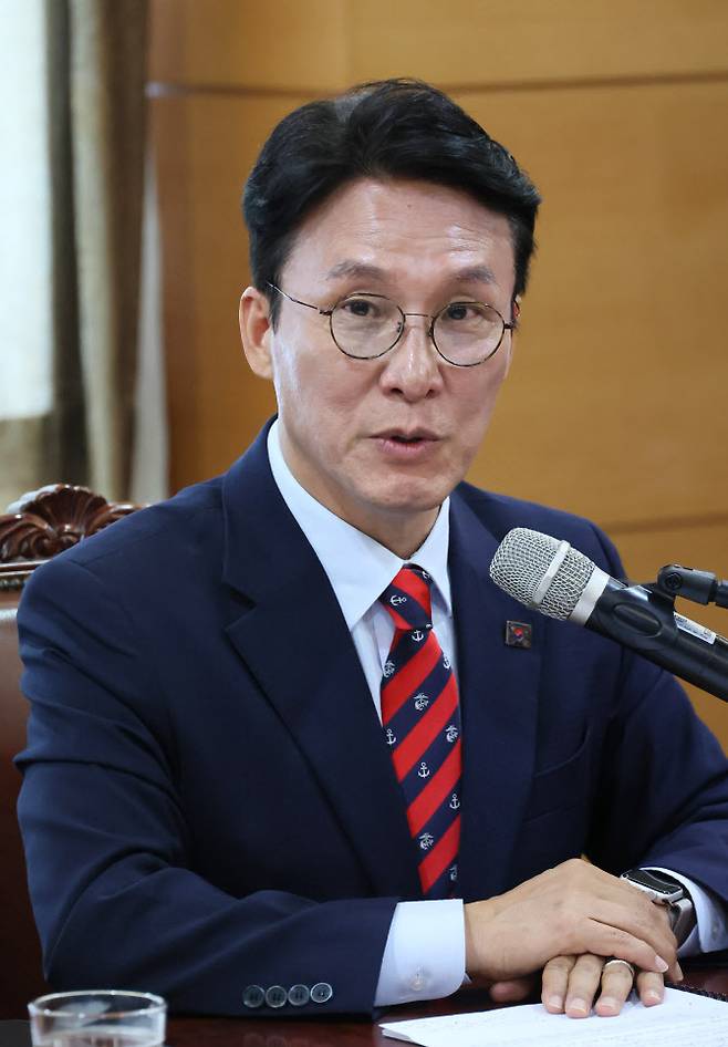 김민석 국무총리 후보자가 14일 서울 종로구 통의동 금융감독연수원에 마련된 청문회 준비단 사무실에서 식품·외식업 협회와 전문가 등이 참석한 가운데 열린 밥상물가 안정을 위한 경청 간담회에서 발언하고 있다. (사진 = 연합뉴스)