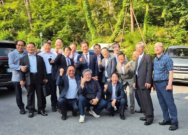 이재명 대통령이 소년공 시절 함께 일했던 오리엔트 시계 공장 동료들이 지난 14일 이 대통령의 장남 동호씨 결혼식에서 정청래 더불어민주당 의원과 기념사진을 찍고 있다.(사진=정청래 의원 페이스북)