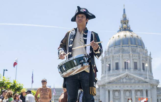 14일, 샌프란시스코 시청 인근에서 열린 ‘노 킹스(No Kings)’ 전국 집회에서 한 남성이 독립전쟁 당시 병사 복장을 하고 북을 연주하고 있다.(사진=AFP)
