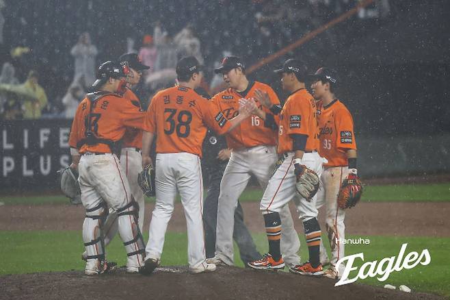 한화이글스 선수들이 LG트윈스를 이기고 선두로 올라간 뒤 서로 하이파이브를 나누고 있다. 사진=한화이글스