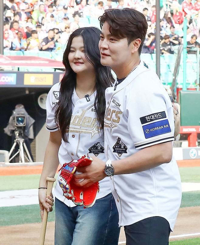 추신수 SSG 랜더스 구단주 보좌역 겸 육성총괄의 은퇴식이 열린 14일 인천 SSG랜더스필드에서 시포에 나선 추 보좌역이 시타자로 나선 자신의 딸 추소희 양을 안아주고 있다. 2025.6.14&nbsp;