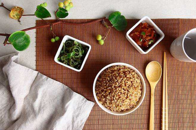 쌀겨에는 심장바미와 협심증의 원인이 되는 관상동맥 경련을 혈관 이완제보다 더 효과적으로 예방할 수 있는 페롤산이 많이 들어 있다. 도정을 덜 한 현미에도 많다. 현미를 물에 불리지 말고 짧은 시간에 밥을 지어야 영양소 손실을 최대한 피할 수 있다. [사진=클립아트코리아]