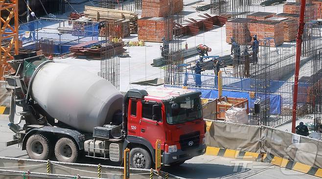 서울 시내 신축 아파트 시공 현장에서 건설노동자들이 작업을 하고 있다. /뉴스1 ⓒ News1 김진환 기자