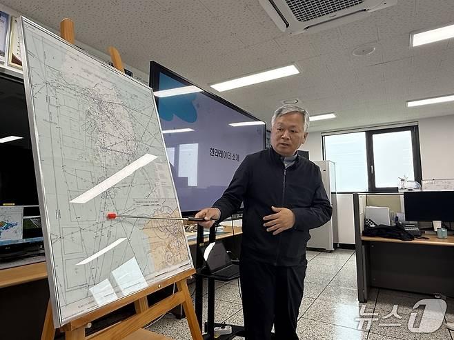 고철승 제주항공무선표지소 소장이 한라레이더 소개를 하고 있다. / 뉴스1