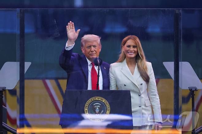 79번째 생일을 맞은 도널드 트럼프 미국 대통령과 그의 부인 멜라니아 여사가 14일(현지시간) 워싱턴DC에서 열린 육군 창설 250주년 기념 퍼레이드를 보고 있다. 2025.06.14.ⓒ 로이터=뉴스1