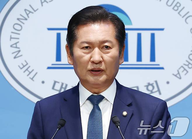 정청래 더불어민주당 의원이 15일 오후 서울 여의도 국회 소통관에서 당대표 출마 선언 기자회견을 하고 있다. 2025.6.15/뉴스1 ⓒ News1 김민지 기자