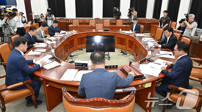 신성범 국회 정보위원장이 12일 오전 서울 여의도 국회에서 열린 정보위원회 전체회의에서 이종석 국가정보원장 후보자 인사청문요청안을 상정하고 있다.(공동취재) 2025.6.12/뉴스1 ⓒ News1 이광호 기자