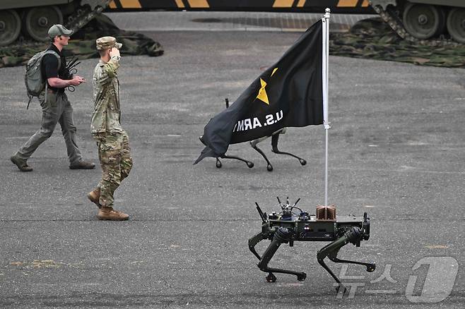 14일(현지시간) 워싱턴DC에서 열린 미 육군 창설 250주년 기념 퍼레이드에서 로봇 군견이 행진하고 있다. 2025.06.14 ⓒ AFP=뉴스1 ⓒ News1 류정민 특파원