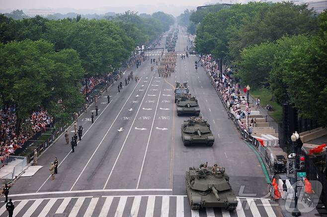 14일(현지시간) 워싱턴DC에서 열린 미 육군 창설 250주년 군사 퍼레이드에서 에이브럼스 전차와 장병들이 컨스티튜션 애비뉴 거리를 행진하고 있다. 2025. 06.14 ⓒ 로이터=뉴스1 ⓒ News1 류정민 특파원