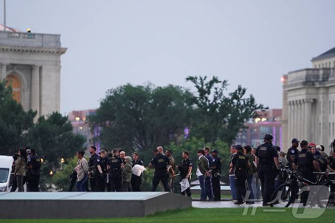 지난 13일(현지시간) 미국 워싱턴DC 의사당에 펜스를 뚫고 진입한 퇴역군인 시위대가 경찰에 의해 구금되고 있다. 2025.06.13 ⓒ 로이터=뉴스1 ⓒ News1 류정민 특파원